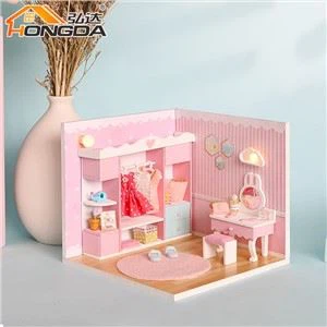 Miniatúrny domček pre bábiky